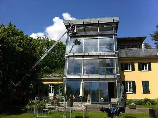 Reinigung von Fenstern bei einem Haus