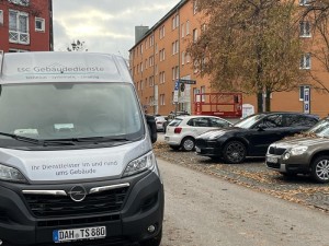 Transporter und Scherenbühne zum reinigen der Fenster in München Fröttmaninger Straße