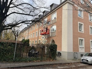 Hebebühne aufbauen zum Fenster reinigen in München Fröttmaninger Straße Hebebühne aufbauen zum Fenster reinigen in München Fröttmaninger Straße
