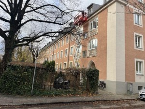 Unser Fensterputzer ganz oben zur Glasreinigung in München Unser Fensterputzer ganz oben zur Glasreinigung in München