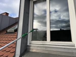 Glasreinigung mit Teleskopstange und Fensterputzermesser in München Fröttmaninger Straße Glasreinigung mit Teleskopstange und Fensterputzermesser in München Fröttmaninger Straße
