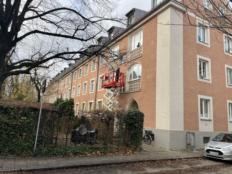 Hebebühne aufbauen zum Fenster reinigen in München Fröttmaninger Straße