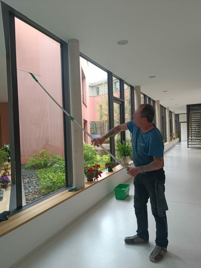 Fensterreinigung mit Teleskopstange in Moosburg
